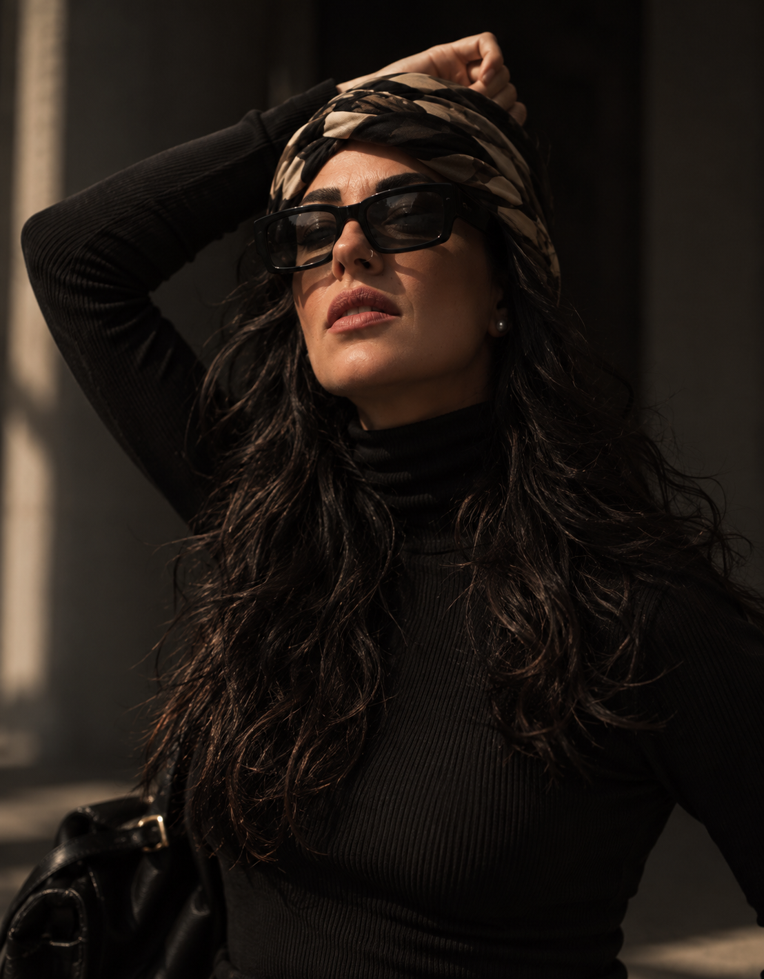 Vanessa Döpp mit Sonnenbrille und Kopftuch